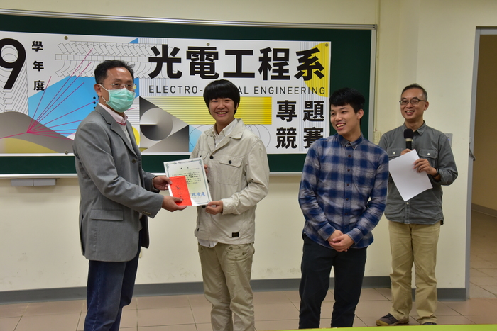 The judge, Dr. Rex Hsu, presented the Third Award to 陳奕予 and 葉哲瑋.
