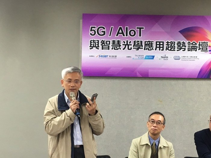 北科大光電系終身特聘教授呂海涵(左)暢談光纖通訊與5G/6G的未來前景