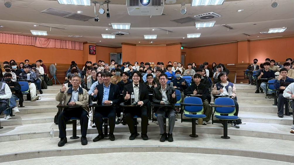 2025年12月19日，呂海涵老師邀請日本早稻田大學Prof. Tetsuya Kawanishi於本校綜合科館第三演講廳進行演講。