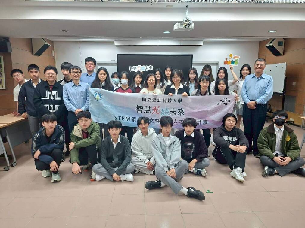 2026-2-25 李穎玟與林家弘老師至臺北市立麗山高級中學進行STEM人才培育交流並擔任其科展評審圖片