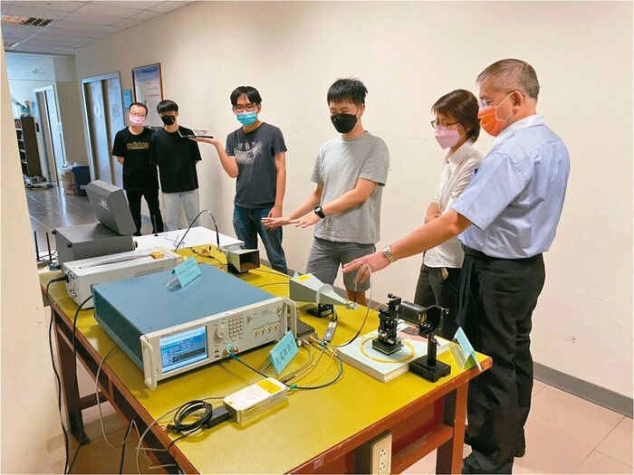 教授呂海涵實驗室團隊建構與講解Fiber-FSO-5G Convergence 整合系統。